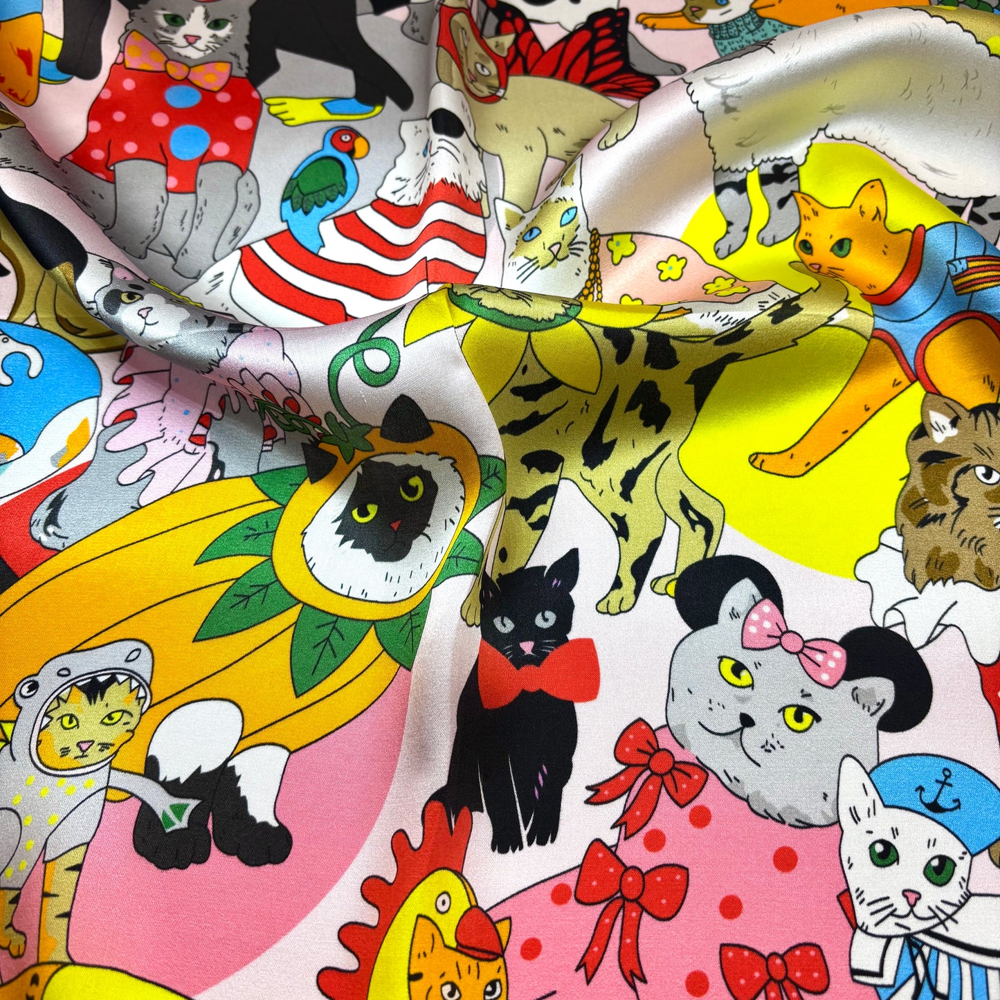 Seiden-Carré "Katzen-Karneval" – Farbenfrohes Seidentuch mit illustrierten Katzenmotiven (53x53cm)