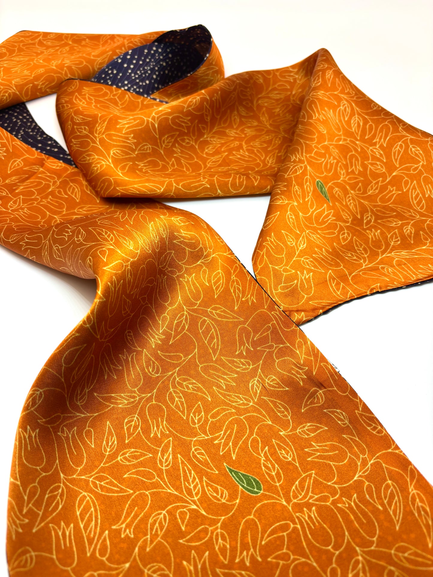 Seidenschal „Amber Night“ – 145 cm, beidseitig tragbar