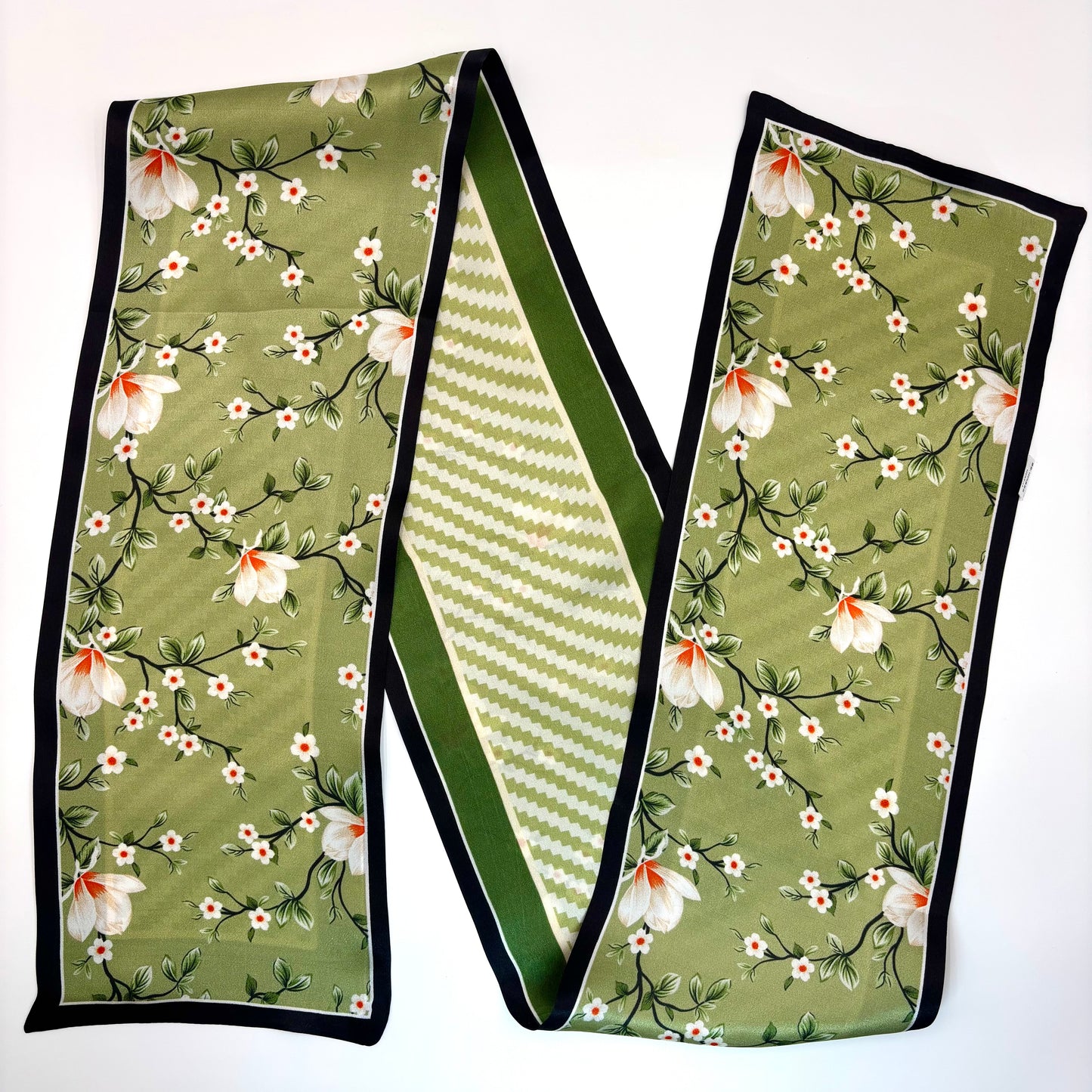 Seidenschal „Magnolia Garden“ – 145 cm, beidseitig tragbar