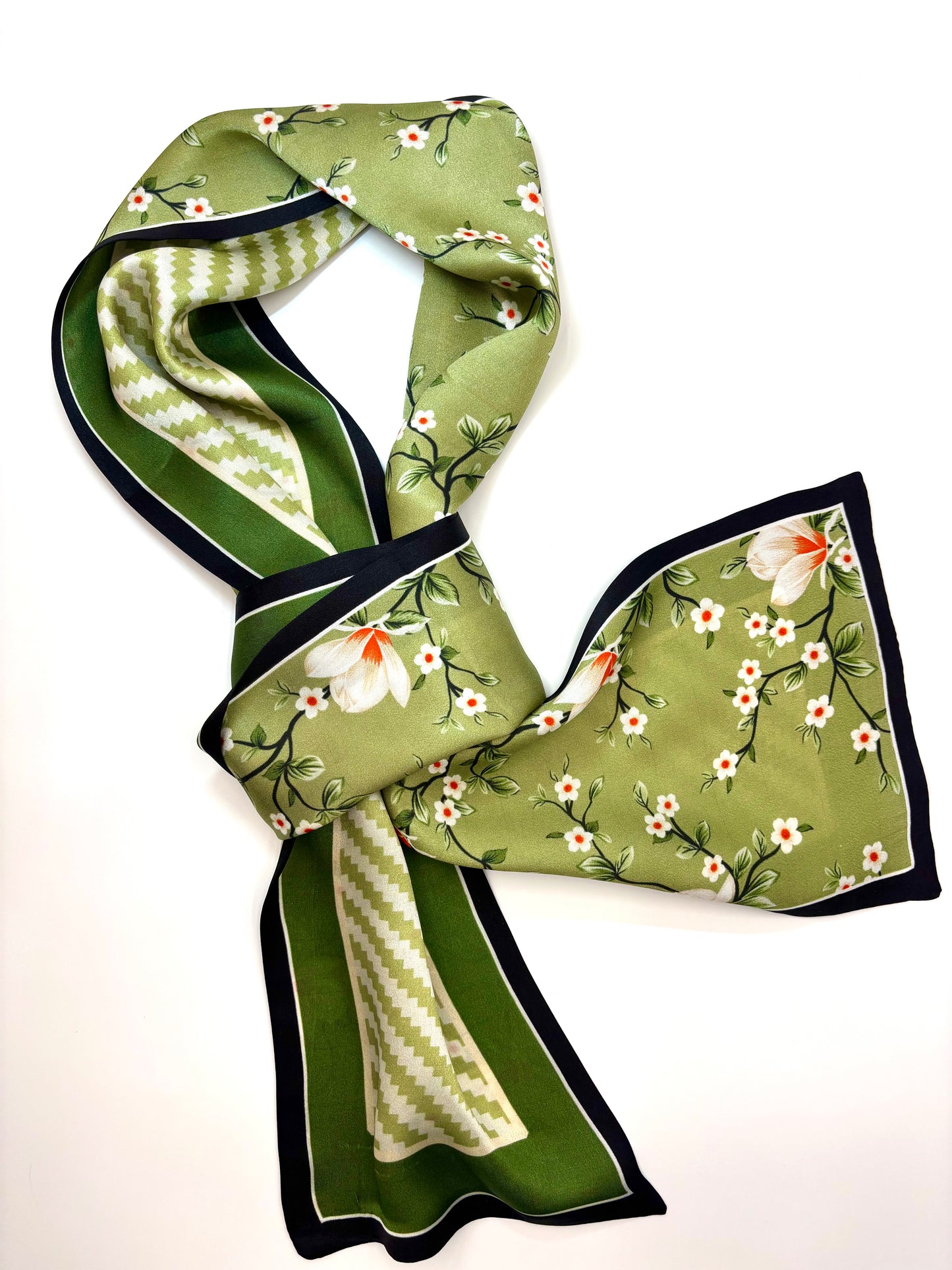 Seidenschal „Magnolia Garden“ – 145 cm, beidseitig tragbar