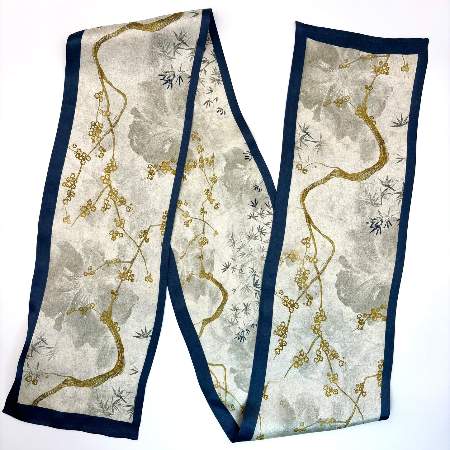 Seidenschal „Golden Ink“ – 145 cm