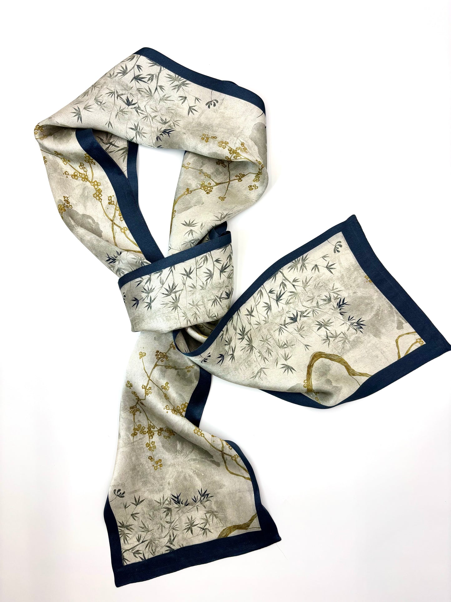 Seidenschal „Golden Ink“ – 145 cm