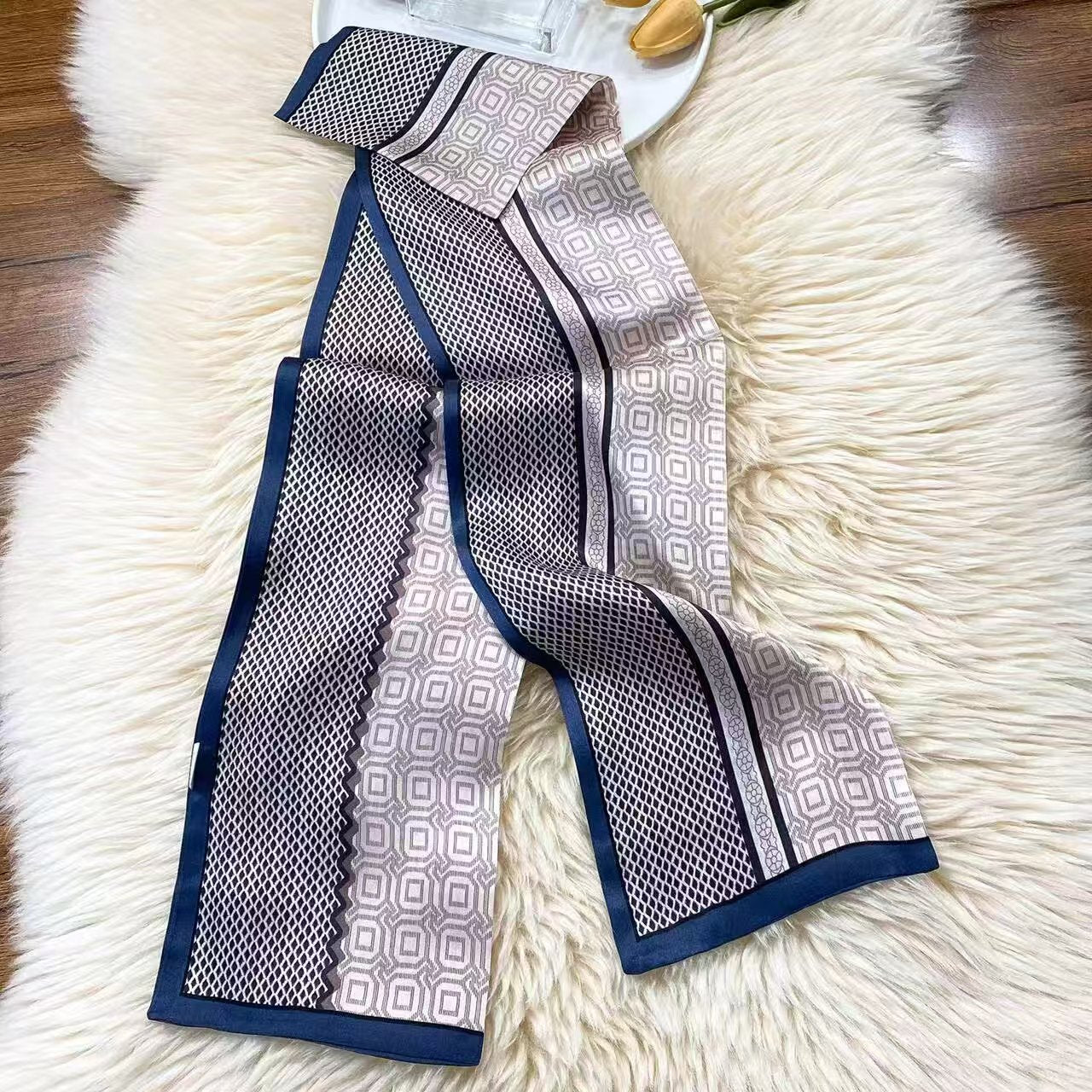 Seidenschal „Graphic Harmony“ – 145 cm, schmales Design aus reiner Seide